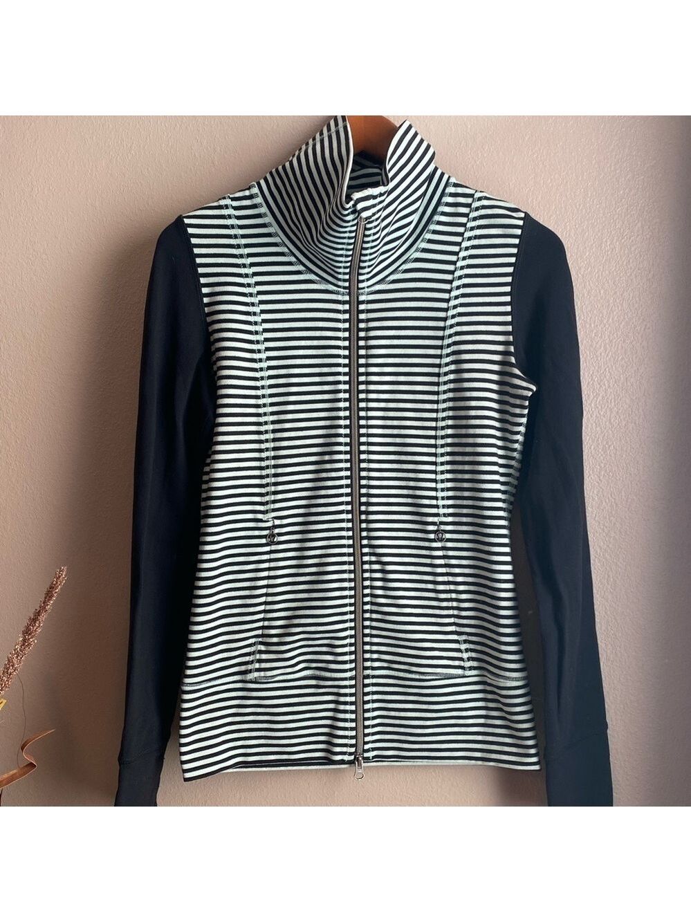 Lululemon Jacket Women’s Size 4 Blue Green Stripe Daily Yoga Jacket